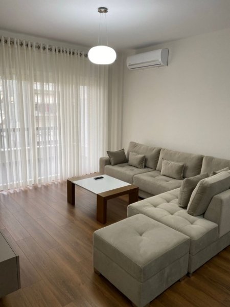 Tirane, jepet me qera apartament 1+1+Ballkon Kati 3, 65 m² 650 € 