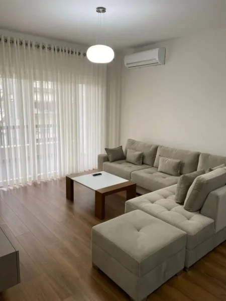 Tirane, jepet me qera apartament 1+1+Ballkon Kati 3, 65 m² 650 € 