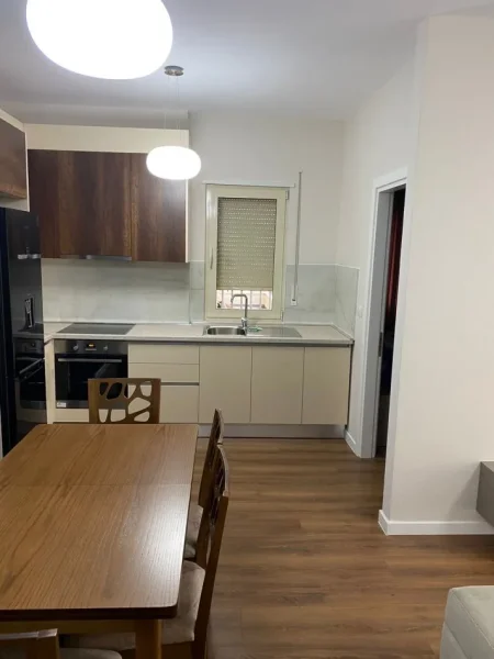 Tirane, jepet me qera apartament 1+1+Ballkon Kati 3, 65 m² 650 € 