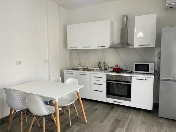 Tirane, jepet me qera apartament 1+1+Ballkon Kati 5, 65 m² 450 € 
