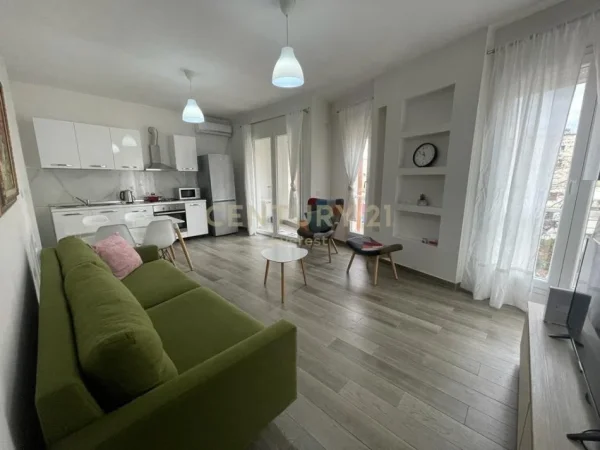 Tirane, jepet me qera apartament 1+1+Ballkon Kati 5, 65 m² 450 € 