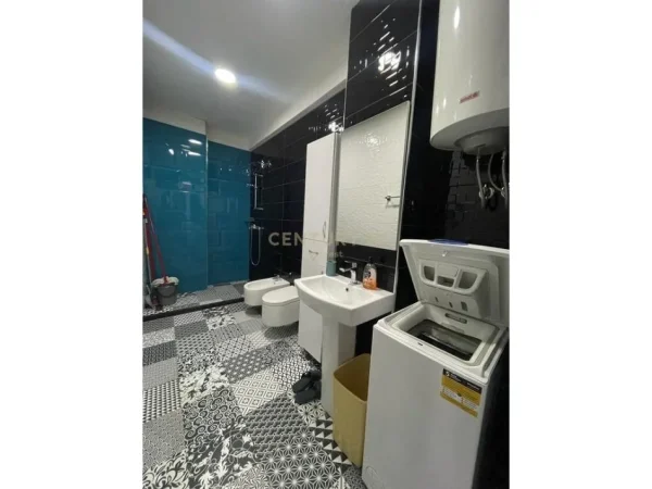 Tirane, jepet me qera apartament 1+1+Ballkon Kati 5, 65 m² 450 € 