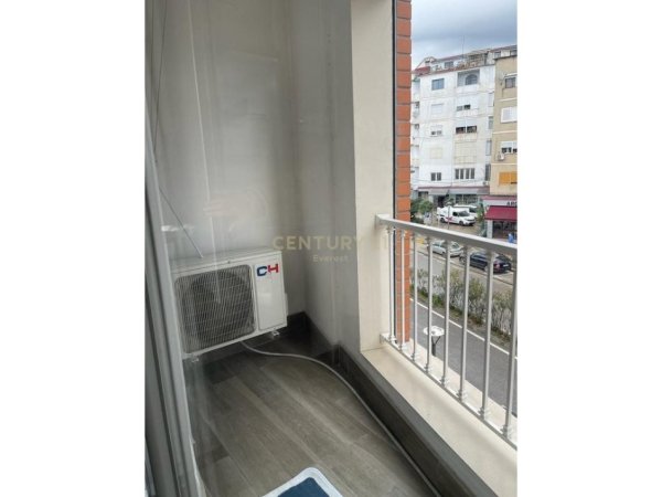 Tirane, jepet me qera apartament 1+1+Ballkon Kati 5, 65 m² 450 € 