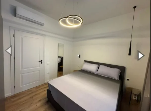 Tirane, jepet me qera apartament 2+1 , 85 m² 700 € (Komuna e Parisit)