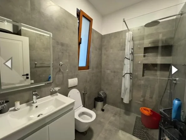 Tirane, jepet me qera apartament 2+1 , 85 m² 700 € (Komuna e Parisit)