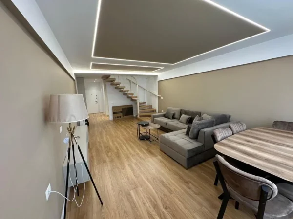Tirane, jepet me qera apartament duplex 2+1+Ballkon Kati 2, 110 m² 1.100 € (15Kateshet)