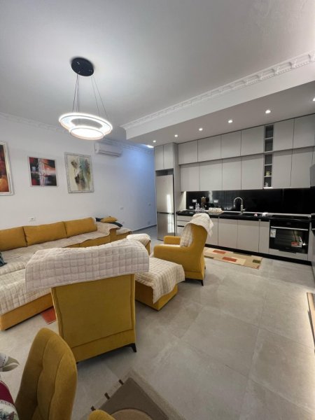 Tirane, jepet me qera apartament 2+1 Kati 7, 130 m² 1.200 € (KAFE FLORA)