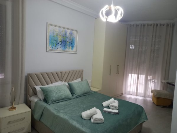 Tirane, jepet me qera apartament 2+1 , 85 m² 1.200 € (pranë Kafe Flora)