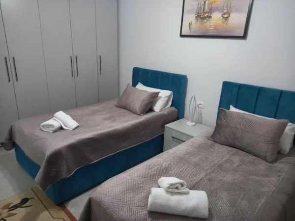 Tirane, jepet me qera apartament 2+1 , 85 m² 1.200 € (pranë Kafe Flora)