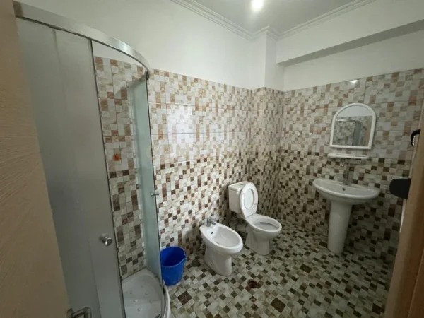 Tirane, jepet me qera apartament 2+1+Ballkon Kati 4, 104 m² 530 € (mikel maruli astir)