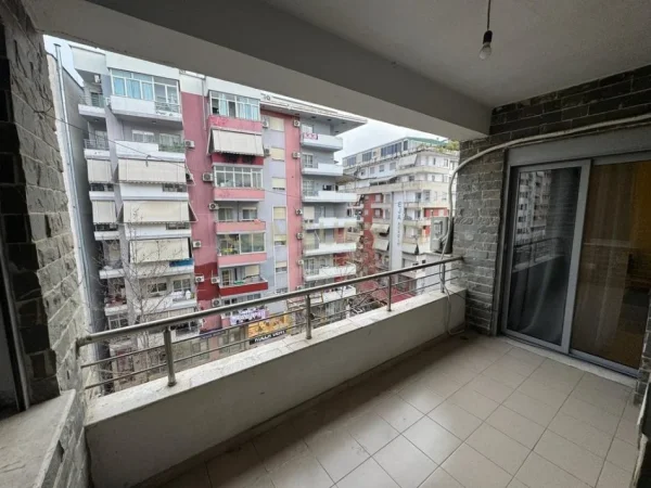Tirane, jepet me qera apartament 2+1+Ballkon Kati 4, 104 m² 530 € (mikel maruli astir)