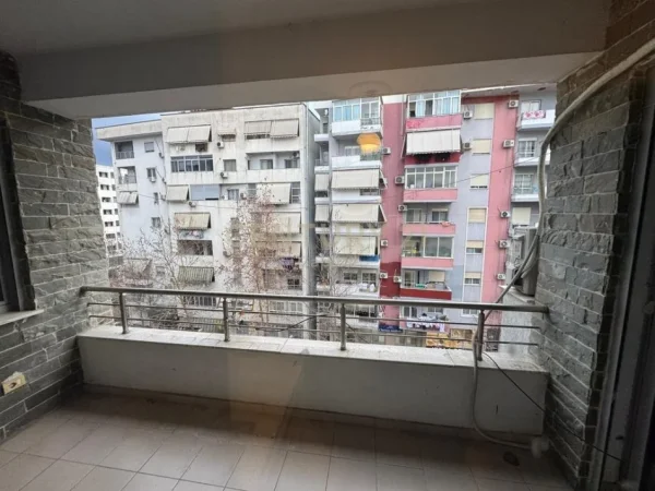 Tirane, jepet me qera apartament 2+1+Ballkon Kati 4, 104 m² 530 € (mikel maruli astir)