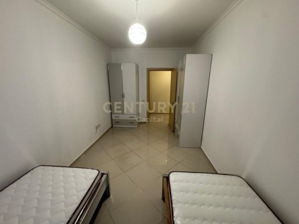 Tirane, jepet me qera apartament 2+1+Ballkon Kati 4, 104 m² 530 € (mikel maruli astir)