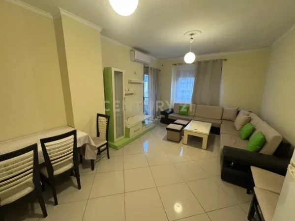 Tirane, jepet me qera apartament 2+1+Ballkon Kati 4, 104 m² 530 € (mikel maruli astir)