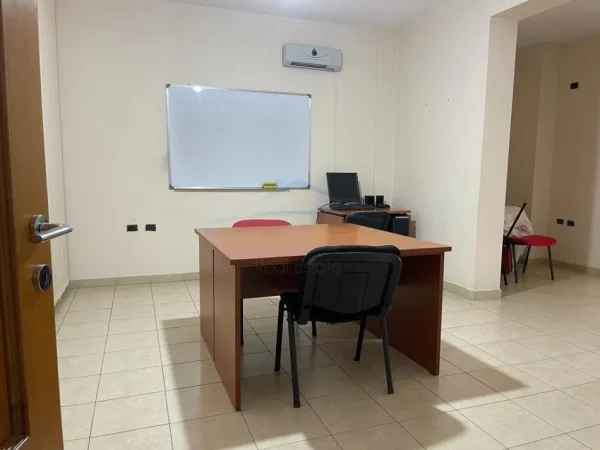 Tirane, jepet me qera ambjent biznesi Kati 2, 196 m² 1.000 € (Don Bosko)