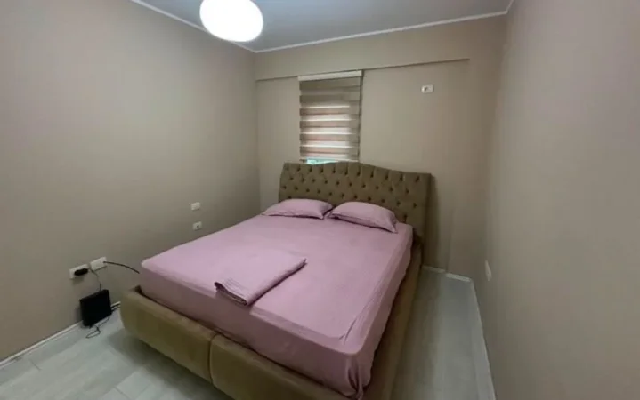 Tirane, jepet me qera apartament 3+1+Ballkon Kati 4, 190 m² 1.400 € (Liqeni i Thate)