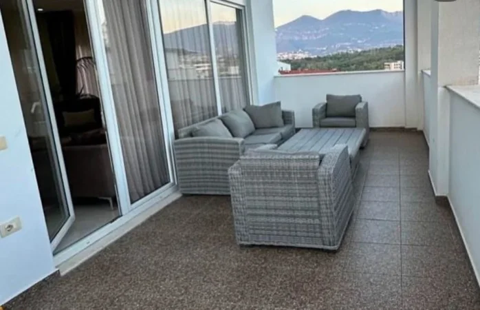 Tirane, jepet me qera apartament 3+1+Ballkon Kati 4, 190 m² 1.400 € (Liqeni i Thate)