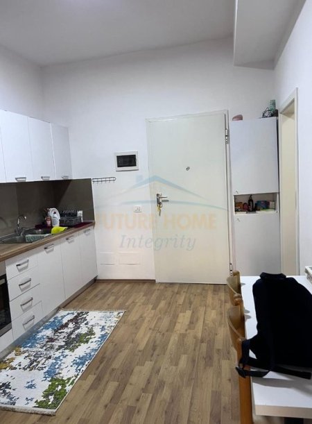 Tirane, jepet me qera apartament 1+1 Kati 1, 49 m² 400 € (Kompleksi Mangalem 21)