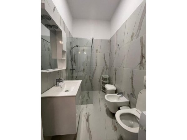 Tirane, jepet me qera apartament 1+1 Kati 2, 72 m² 835 € (delijorgji)