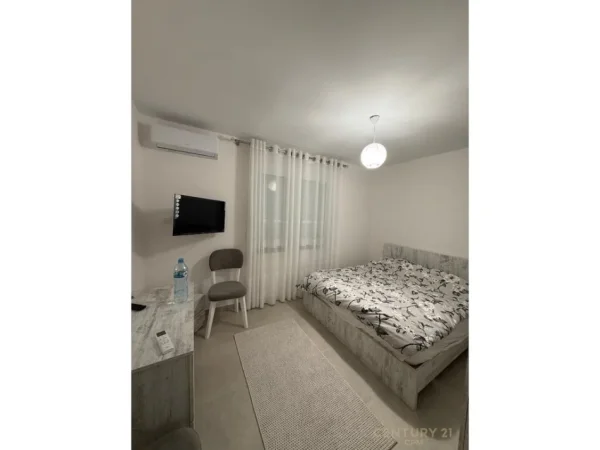 Tirane, jepet me qera apartament 2+1+Ballkon Kati 2, 52 m² 700 € (selvia shkolla siri kodra)