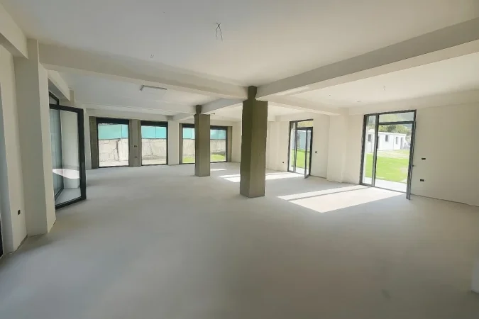 Jepet me qira Ambjent biznesi+Toke   3.000 € (PRANE TEG)