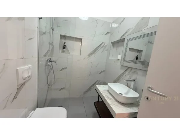 Tirane, jepet me qera apartament 1+1+Ballkon Kati 9, 70 m² 850 € (rruga e barrikadave)