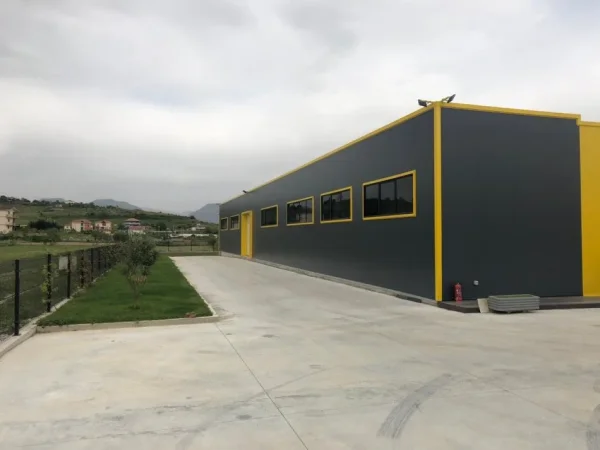 Tirane, jepet me qera magazine Kati 0, 1.500 m² 6.000 € (PRUSH)