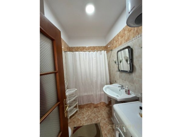 Tirane, jepet me qera apartament 3+1+Ballkon Kati 4, 100 m² 750 € (mine peza)