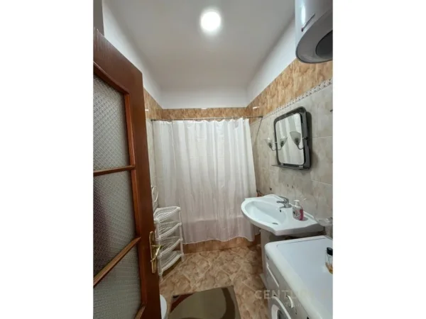 Tirane, jepet me qera apartament 3+1+Ballkon Kati 4, 100 m² 750 € (mine peza)