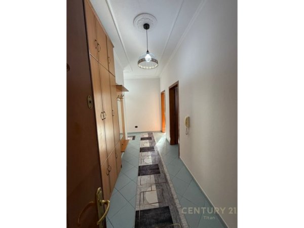 Tirane, jepet me qera apartament 3+1+Ballkon Kati 4, 100 m² 750 € (mine peza)