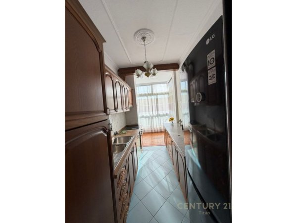 Tirane, jepet me qera apartament 3+1+Ballkon Kati 4, 100 m² 750 € (mine peza)