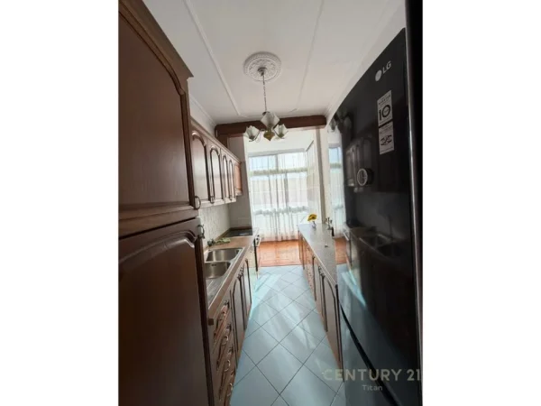 Tirane, jepet me qera apartament 3+1+Ballkon Kati 4, 100 m² 750 € (mine peza)