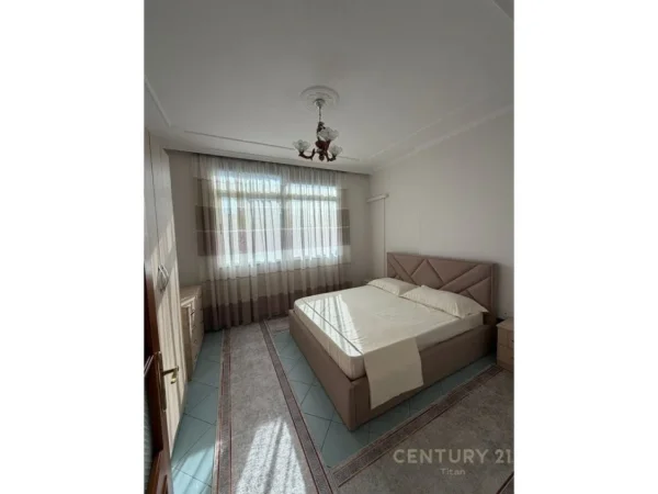 Tirane, jepet me qera apartament 3+1+Ballkon Kati 4, 100 m² 750 € (mine peza)