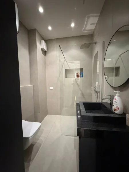 Tirane, jepet me qera apartament 1+1 Kati 7, 70 m² 1.000 € (Pazari i Ri)