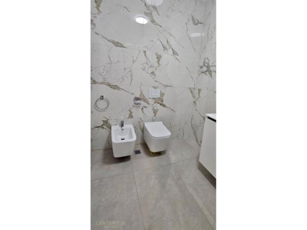 Tirane, jepet me qera apartament 1+1+Ballkon Kati 9, 77 m² 650 € (zogu zi)