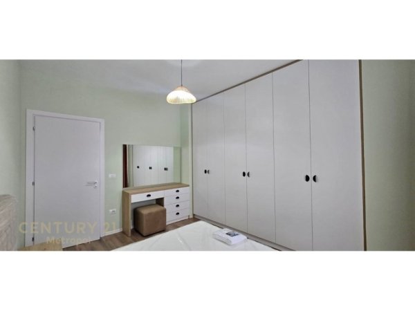 Tirane, jepet me qera apartament 1+1+Ballkon Kati 9, 77 m² 650 € (zogu zi)