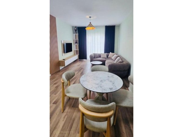 Tirane, jepet me qera apartament 1+1+Ballkon Kati 9, 77 m² 650 € (zogu zi)