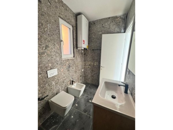 Tirane, jepet me qera apartament 2+1+Ballkon Kati 9, 99 m² 900 € (don bosco)