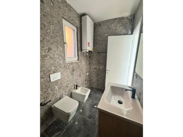 Tirane, jepet me qera apartament 2+1+Ballkon Kati 9, 99 m² 900 € (don bosco)