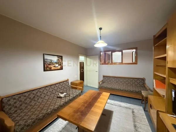 Tirane, jepet me qera apartament 1+1+Ballkon Kati 4, 50 m² 450 € (blloku vaso pasha)