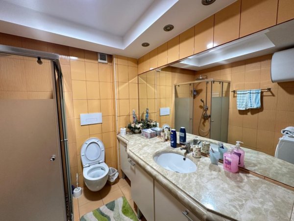 Tirane, jepet me qera apartament 2+1+Ballkon Kati 11, 96 m² 800 € (Lion Park)