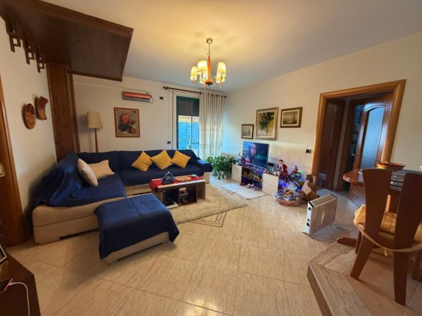 Tirane, shitet apartament 2+1+Ballkon Kati 7, 90 m² 220.000 € (Pazari i Ri)