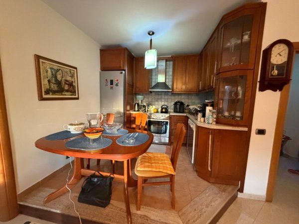 Tirane, shitet apartament 2+1+Ballkon Kati 7, 90 m² 220.000 € (Pazari i Ri)