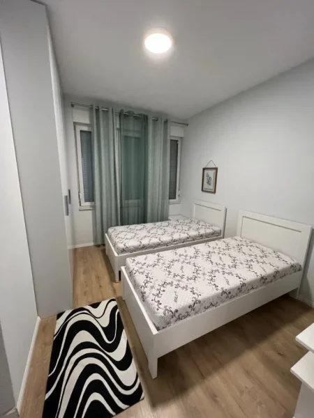 Tirane, jepet me qera apartament 1+1+Ballkon Kati 3, 90 m² 750 € (Kompleksi Aura)