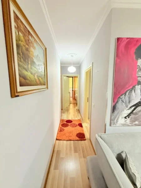 Tirane, jepet me qera apartament 2+1 , 600 € 