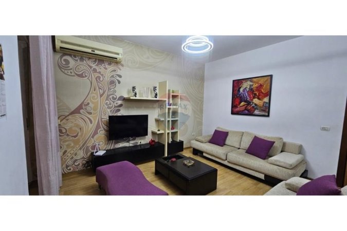 Tirane, jepet me qera apartament 2+1 , 85 m² 700 € (Pazari i Ri)