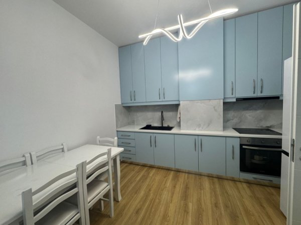 Tirane, jepet me qera apartament 1+1+Ballkon Kati 4, (Rruga Simon Gjoni)