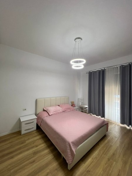 Tirane, jepet me qera apartament 1+1+Ballkon Kati 4, (Rruga Simon Gjoni)
