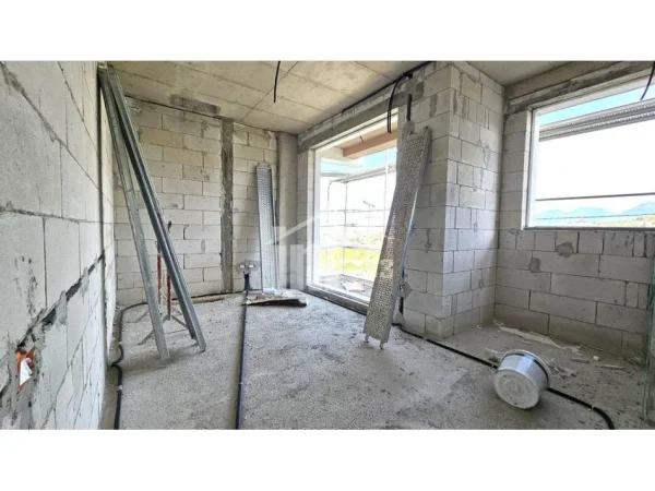 Tirane, shitet Vile 3 Katshe , 324 m² 758.600 € (NE LUNDER, VETEM 5 MIN NGA TEG)