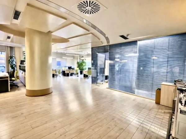 Tirane, jepet me qera zyre Kati 2, 300 m² 9.000 € (prane Stadiumit Air Albania)